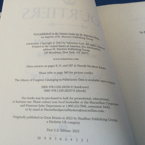 Courtiers Windsor Valentine Low Hardcover Book 1st Edition Royals - Picture 2 of 8